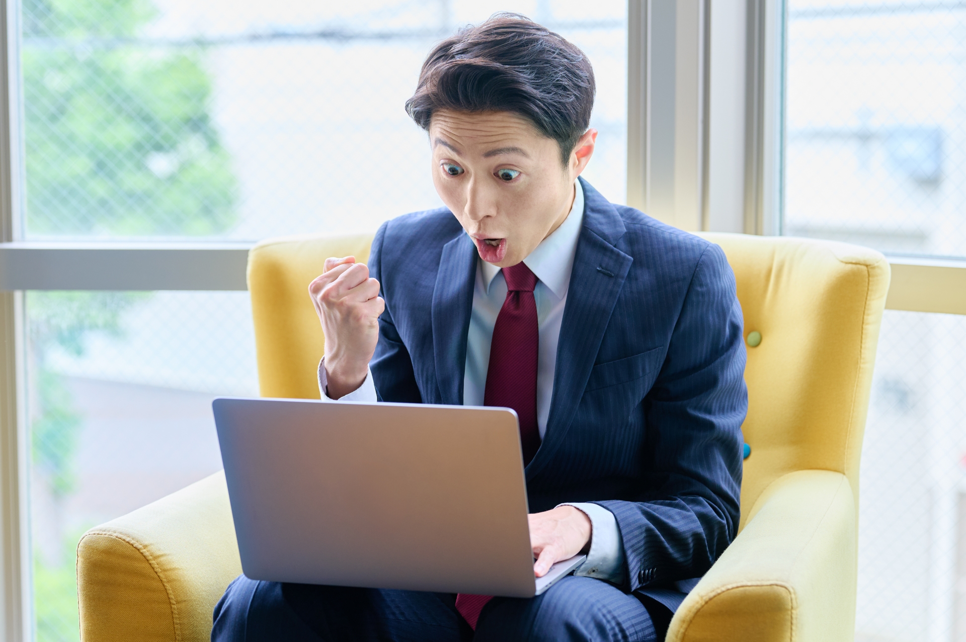 2025年最新版】FXの税金対策ガイド｜国内・海外FXの税率差と経費計上の新常識 | 資産防衛の教科書